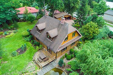 Zdjęcia dronem - fotografia domu z ogrodem na sprzedaż