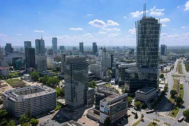 Zdjęcie z drona przedstawiające Panoramę Warszawy z wieżowcami w tle - Drone X Vision