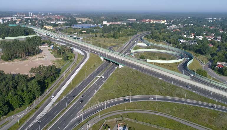 Filmy stockowe z drona na sprzedaż przedstawiające węzeł drogowy na trasie mostu Północnego w Warszawie
