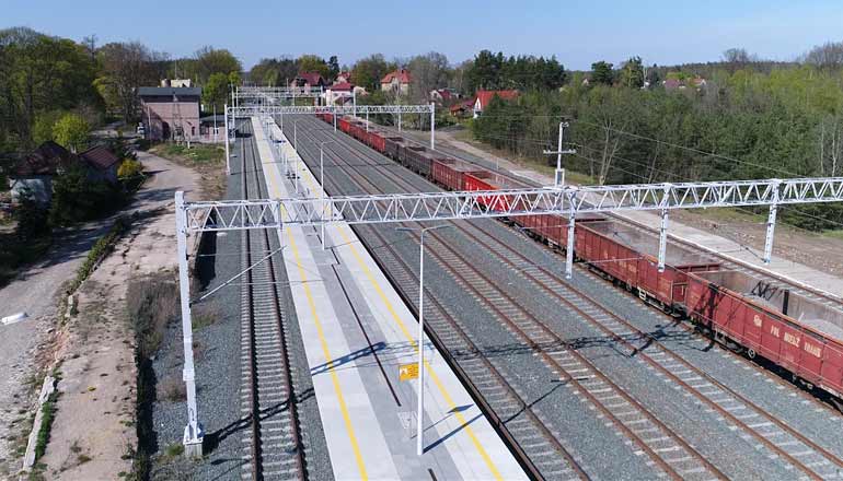 Ujęcia stockowe na sprzedaż - Stacja kolejowa i perony w Raszówce