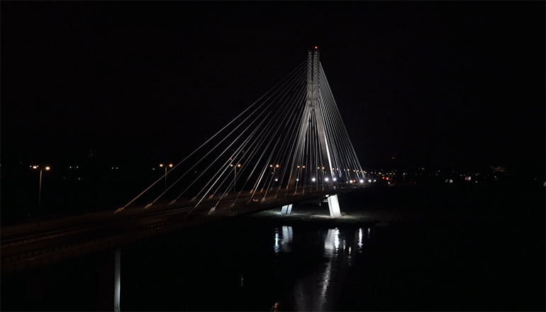 Ujęcia z drona na sprzedaż - stock video - Most Świętokrzyski w Warszawie w nocy