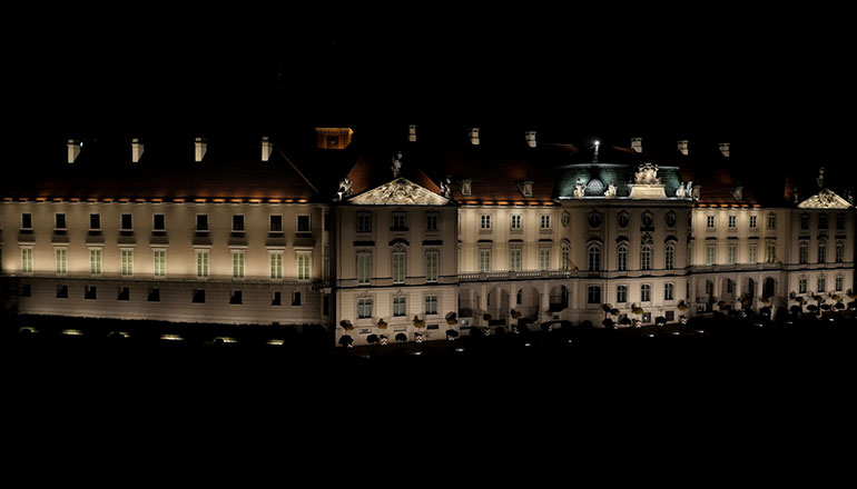 Filmy stockowe z drona na sprzedaż - Zamek Królewski w Warszawie w nocy