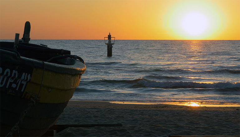 Ujęcia z ziemi (kamera stacjonarna) - Polskie morze i plaża podczas wschodu słońca