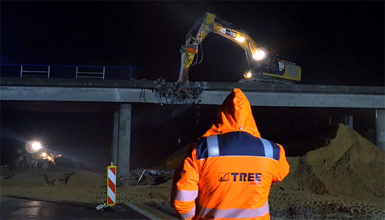Nocne prace rozbiórkowe dwóch wiaduktów na modernizowanej autostradzie A2