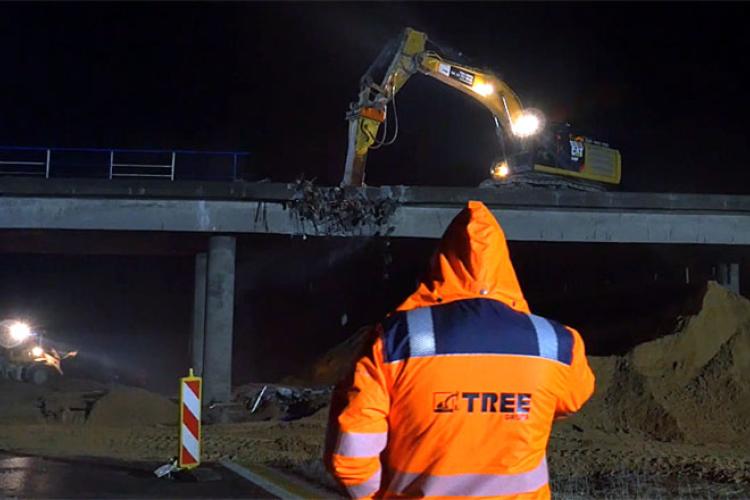 Film z wyburzania wiaduktów na modernizowanej autostradzie A2
