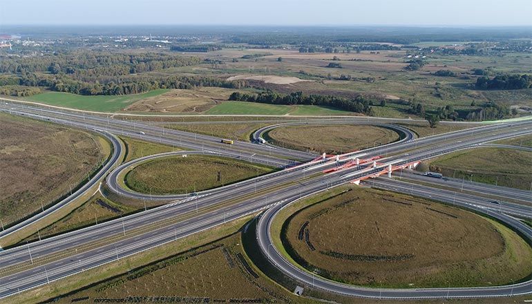 Filmy stockowe z drona na sprzedaż przedstawiające węzeł drogowy na trasie mostu Północnego w Warszawie