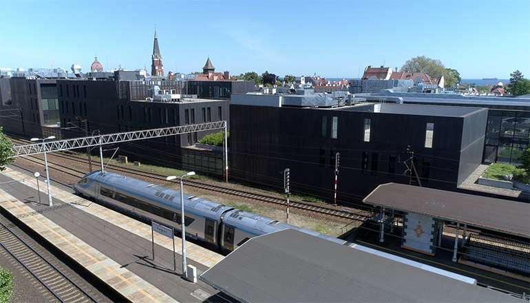 Ujęcia z drona na sprzedaż - Pociąg dalekobieżny Pendolino w Sopocie