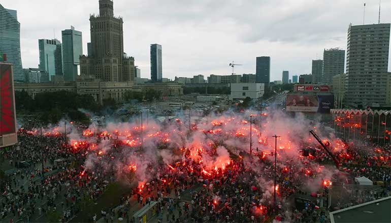 Film pokazujący akcję reklamową godziny W - Powstanie Warszawskie