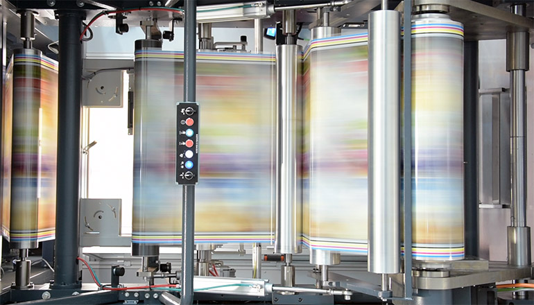 Technologia Print Tronic w filmie z fabryki maszyn drukujących w Tavazzano koło Mediolanu we Włoszech