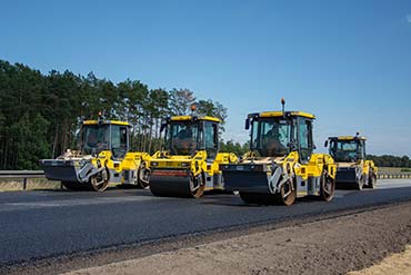 Piękny układ wszystkich walców na zdjęciu z modernizacji autostrady