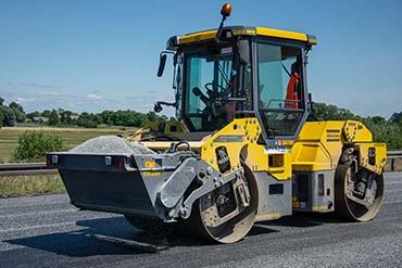 Zdjęcie wykonane podczas modernizacji autostrady. Kładzenie asfaltu.