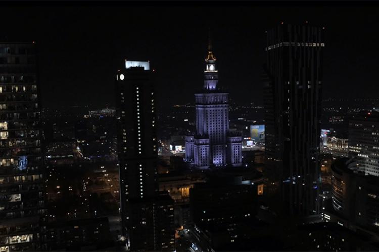 Ujęcia stockowe Warszawy nocą w 4K