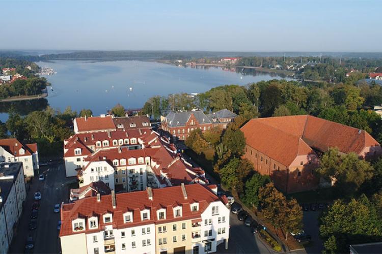 Miasto Ostróda na filmach z drona - ujęcia stockowe z lotu ptaka na sprzedaż
