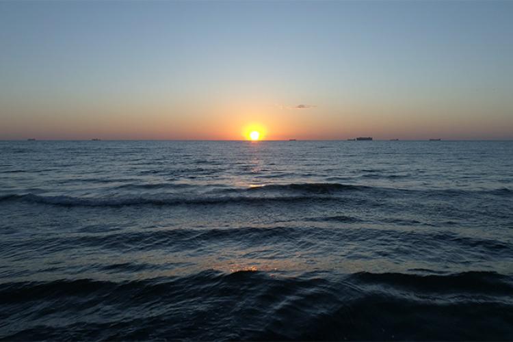 Ujęcia stockowe z drona Polskiego morza o wschodzie słońca