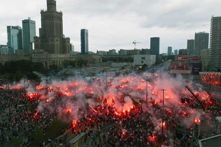 Film pokazujący akcję reklamową godziny W - Powstanie Warszawskie