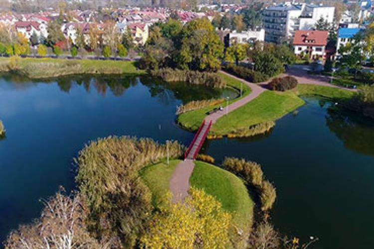 Film sprzedażowo-inwestycyjny - Dom nad Stawem - Zdjęcie z drona