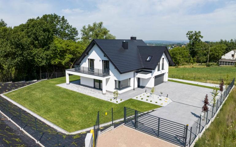 Dom na sprzedaż w Ochojnie - zdjęcie z drona