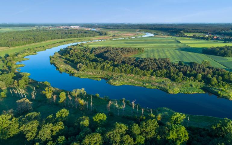Zdjęcie z lotu ptaka - Drone X Vision - Przepiękny krajobraz z rzeką Odra