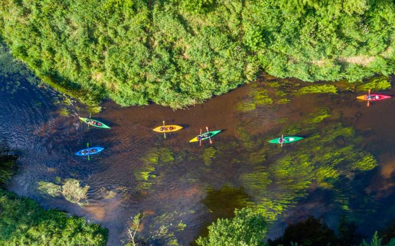 Event ze spływem kajakowym - zdjęcie dronem