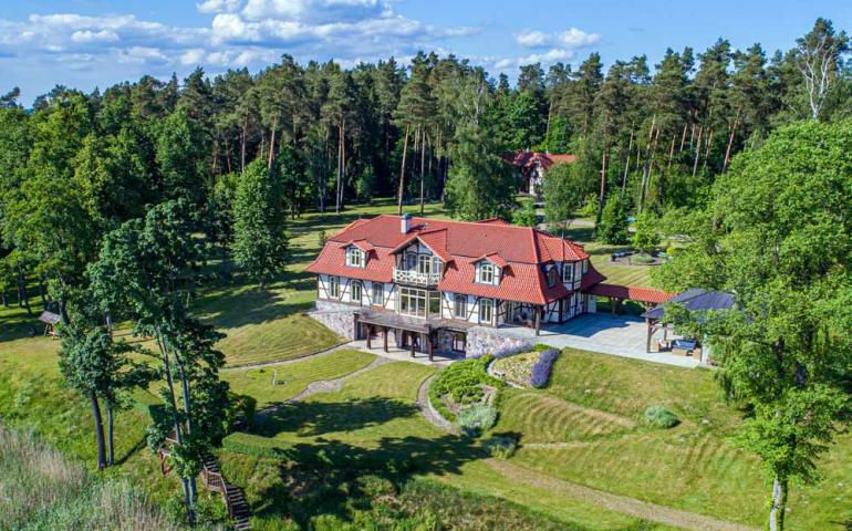 Rezydencja do wynajęcia - zdjęcie z lotu ptaka - drone x vision