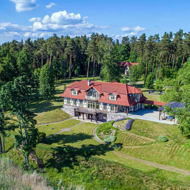 Rezydencja do wynajęcia - zdjęcie z lotu ptaka - drone x vision