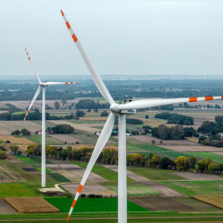 Turbiny wiatrowe - zdjęcie z drona - drone x vision
