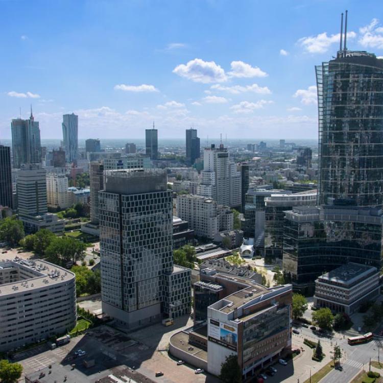 Zdjęcie z drona przedstawiające Panoramę Warszawy z wieżowcami w tle - Drone X Vision